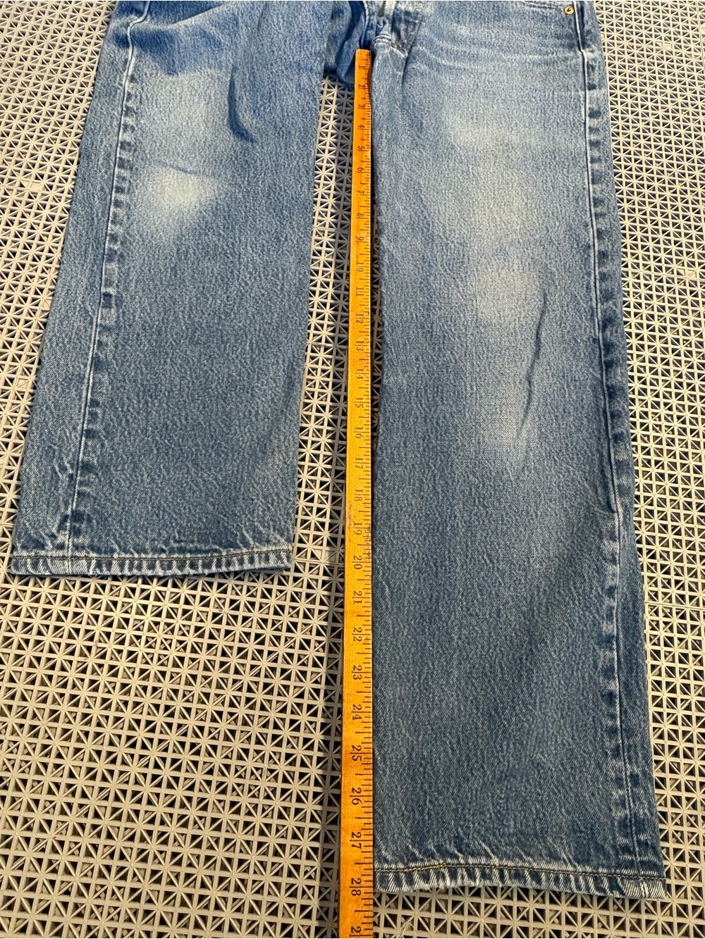 Vintage Levi’s 501 Medium Wash Button-Fly Blue Jeans - Y2K - Picture 11 of 12
